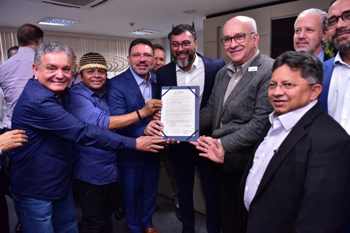Governador do Amazonas, Wilson Lima, entrega Licença de Instalação à Potássio do Brasil.