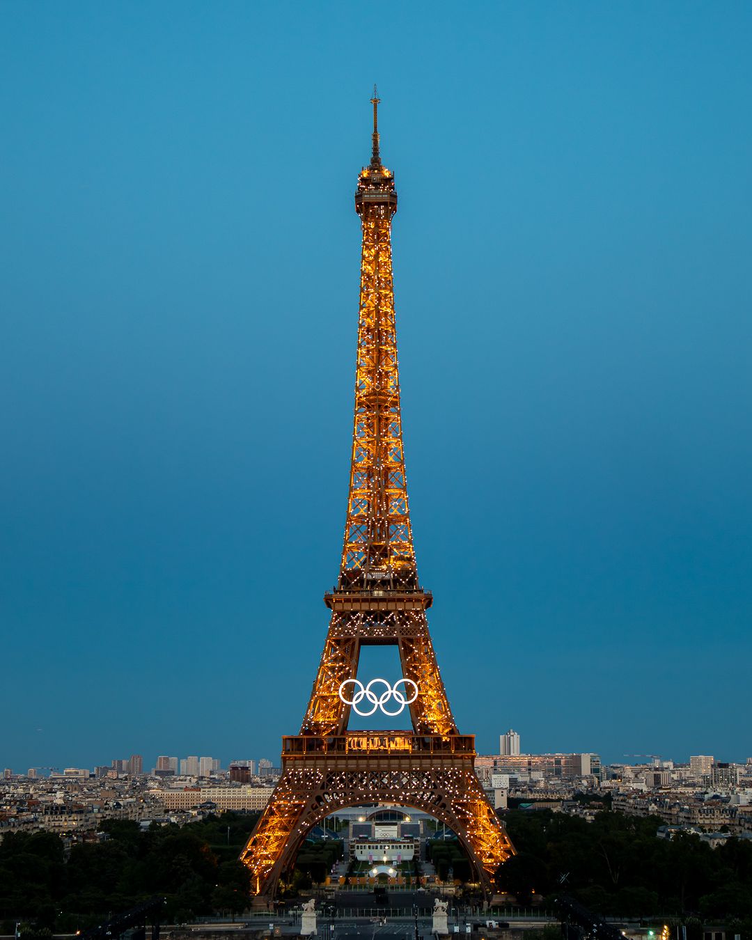 Torre Eiffel iluminada com os arcos olímpicos. Créditos: divulgação Instagram @toureiffelofficielle